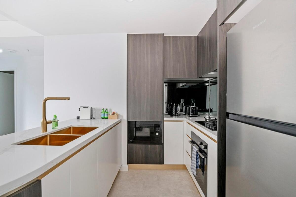 Stylish 2br With Pool & Views Near Parramatta Appartamento *