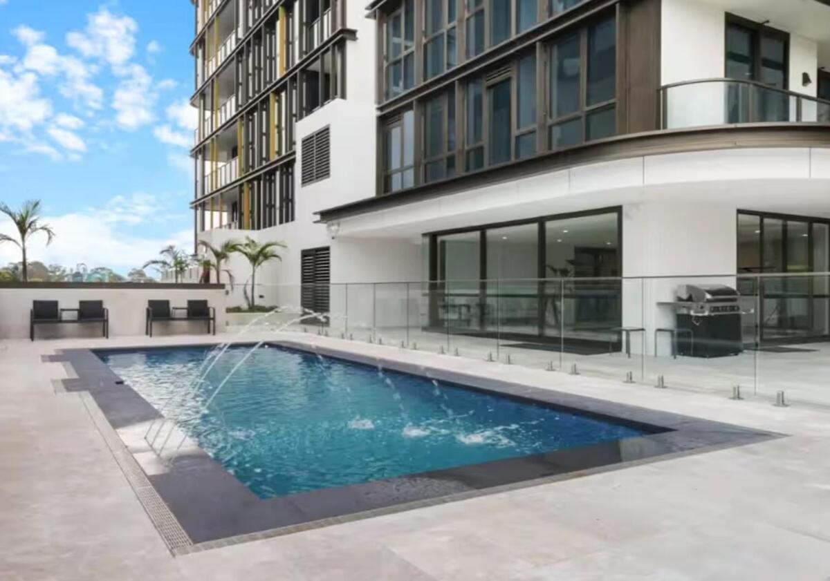 Stylish 2br With Pool & Views Near Parramatta Appartamento